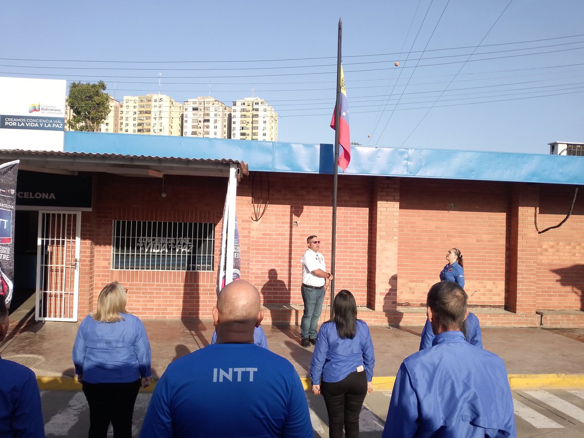 #29Abr| Funcionarios del #INTT Barcelona realizaron el lunes cívico, presentando sus respetos a los símbolos patrios y entonando las gloriosas notas del Himno Nacional.
#VenezuelaPaísDeEsfuerzoPropio