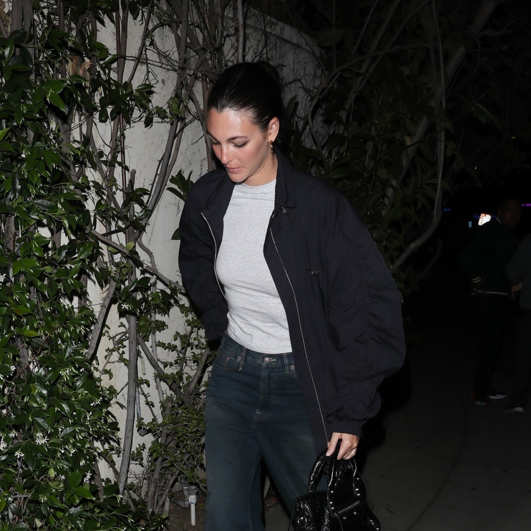 Vittoria Ceretti spotted at Chateau Marmont in West Hollywood

More images at: gawby.com/photos/248412

#VittoriaCeretti #ChateauMarmont #WestHollywood #FashionIcon #ModelBehavior #CelebritySightings #VIPStatus #GlamourousLife #LAstyle #RedCarpetReady