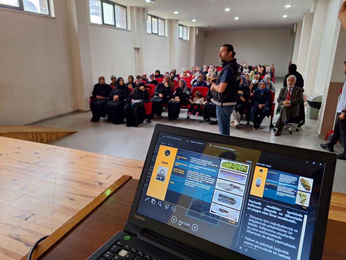 Okulumuz Rehberlik Servisi ve Emniyet Genel Müdürlüğü işbirliği ile velilerimize yönelik 'EN İYİ NARKOTİK POLİSİ ANNE' ve 'KADES' eğitimleri verilmiştir.