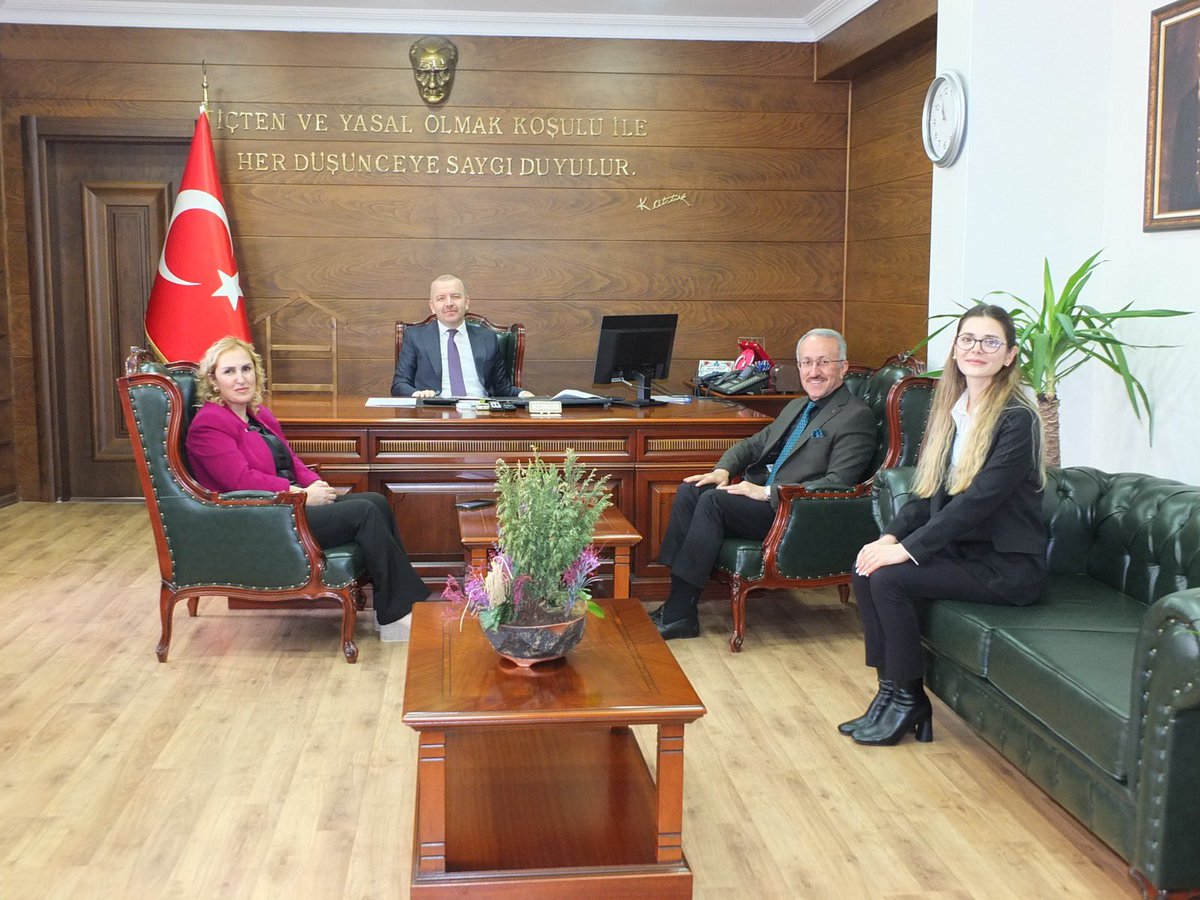 2024 yılı 14. haftanın birincisi Nilüfer Nüf. Md. görevli VHKİ Suanur ŞANSI’na Genel Md. Vali Sn. İbrahim TAŞYAPAN’nın tebrik plaketi ve hediyesi, Kaym. Sn. Murat SÜZEN, İl Md. Hüsamettin ERKINAY ve Nilüfer Nüf. Md. Hatice UMUR tarafından takdim edildi.
<a href="/BursaValiligi/">T.C. Bursa Valiliği</a> 
<a href="/TCNufus/">Nüfus ve Vatandaşlık İşleri Genel Müdürlüğü</a>