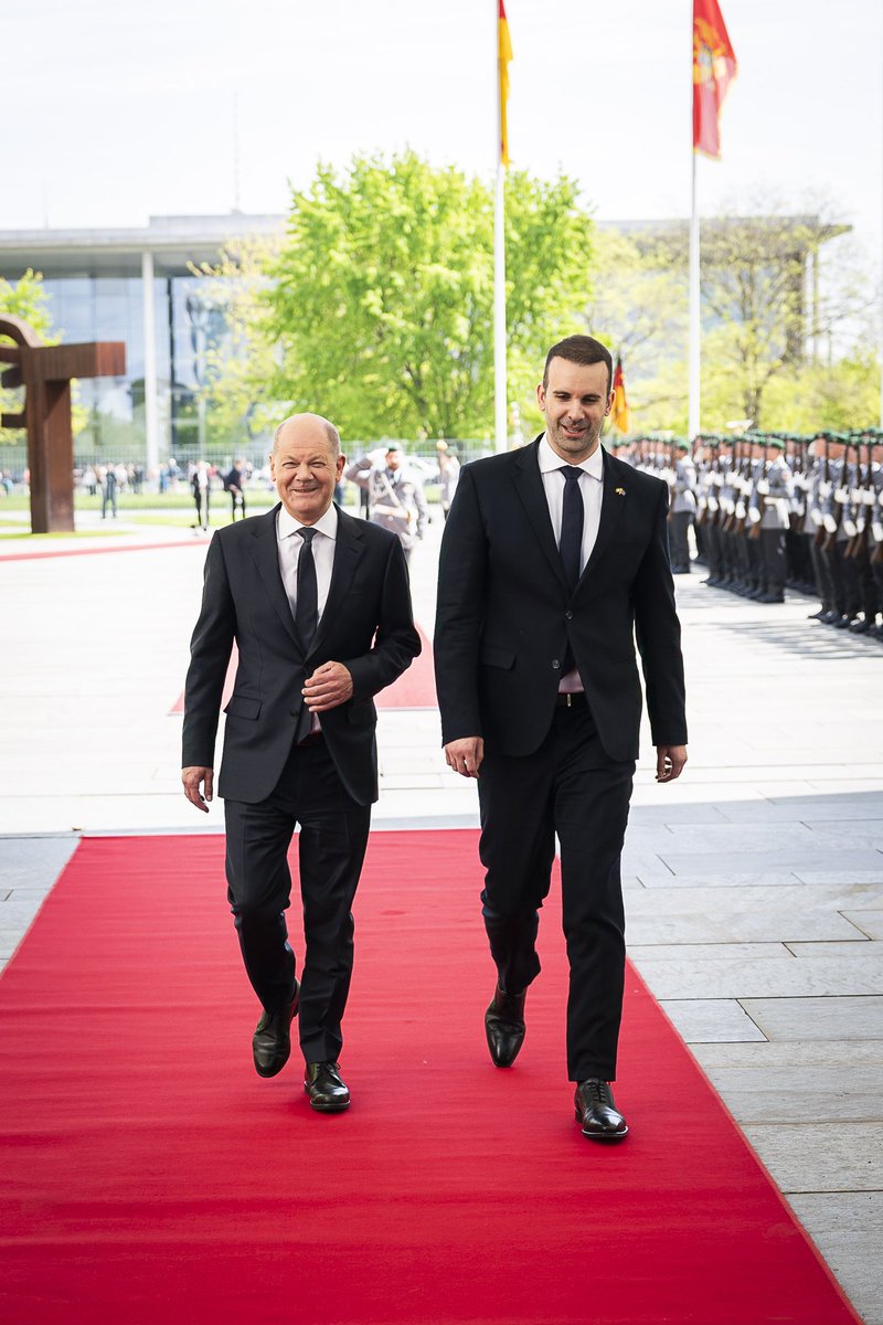 Montenegro ist ein wichtiger Faktor der Stabilität im Westbalkan. Kein Land dort schreitet aktuell entschlossener voran, die Voraussetzungen für den EU-Beitritt zu schaffen. Bei seinem Besuch in Berlin habe ich Premier @MickeySpajic unsere Unterstützung für diesen Weg zugesagt.