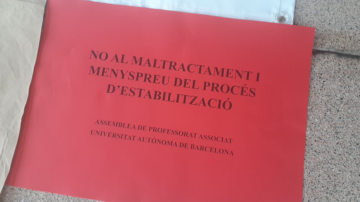 Avui un grup de professors de l'@ProfAssociatUAB hem fet un acte de protesta davant el Rectorat per com s'està duent a terme el procés d''estabilització' de la #LOSU Improvisació, discrecionalitat, empitjorament de condicions salarials, promeses de promoció inexistents, etc.,etc.