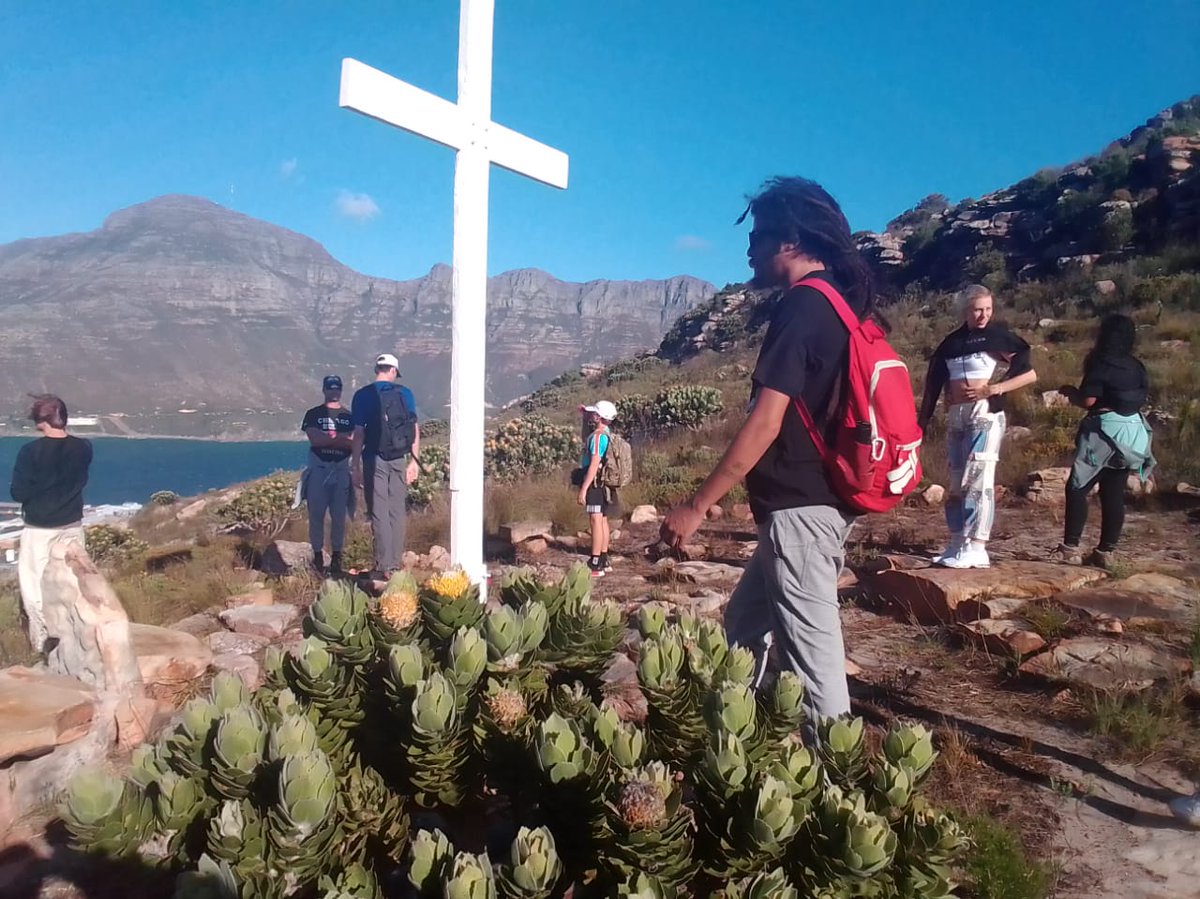 As we head towards Duiker 'Seal' Island on Foot. Let's remember those lost at sea at a memorial on the saddle.

karbonkelbergtourism.co.za 

#KarbonkelbergTourism #houtbay #DiscoverHoutBay #IAMCAPETOWN #capetown #lovecapetown #southafrica #discoverctwc #TravelMassiveCT #TravelChatSA