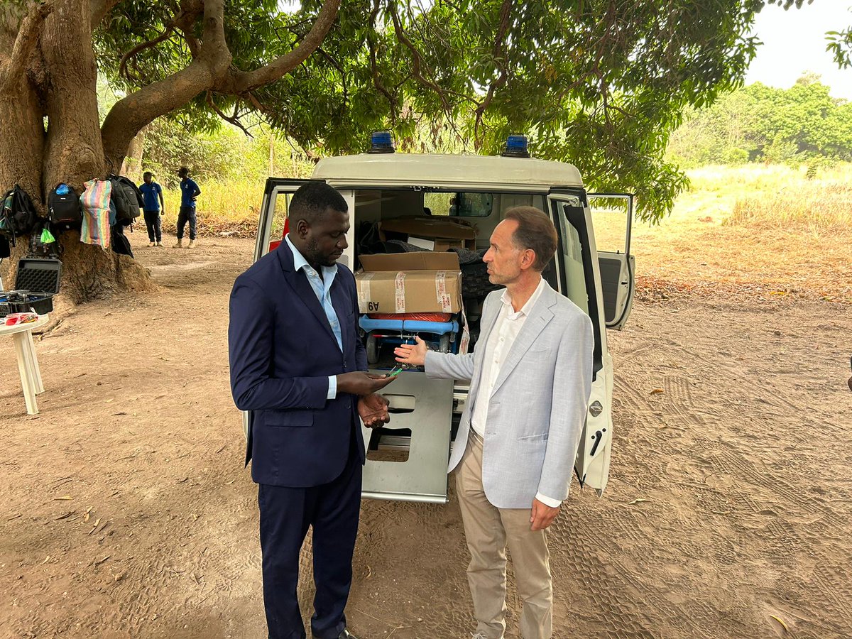 Avec l'ambassadeur Diop, directeur du CNAMS, nous remettons une ambulance aux équipes de démineurs et démineuses qui travaillent pour assurer qu’aucune mine ne menace plus les habitants. #TeamEurope #NioFar