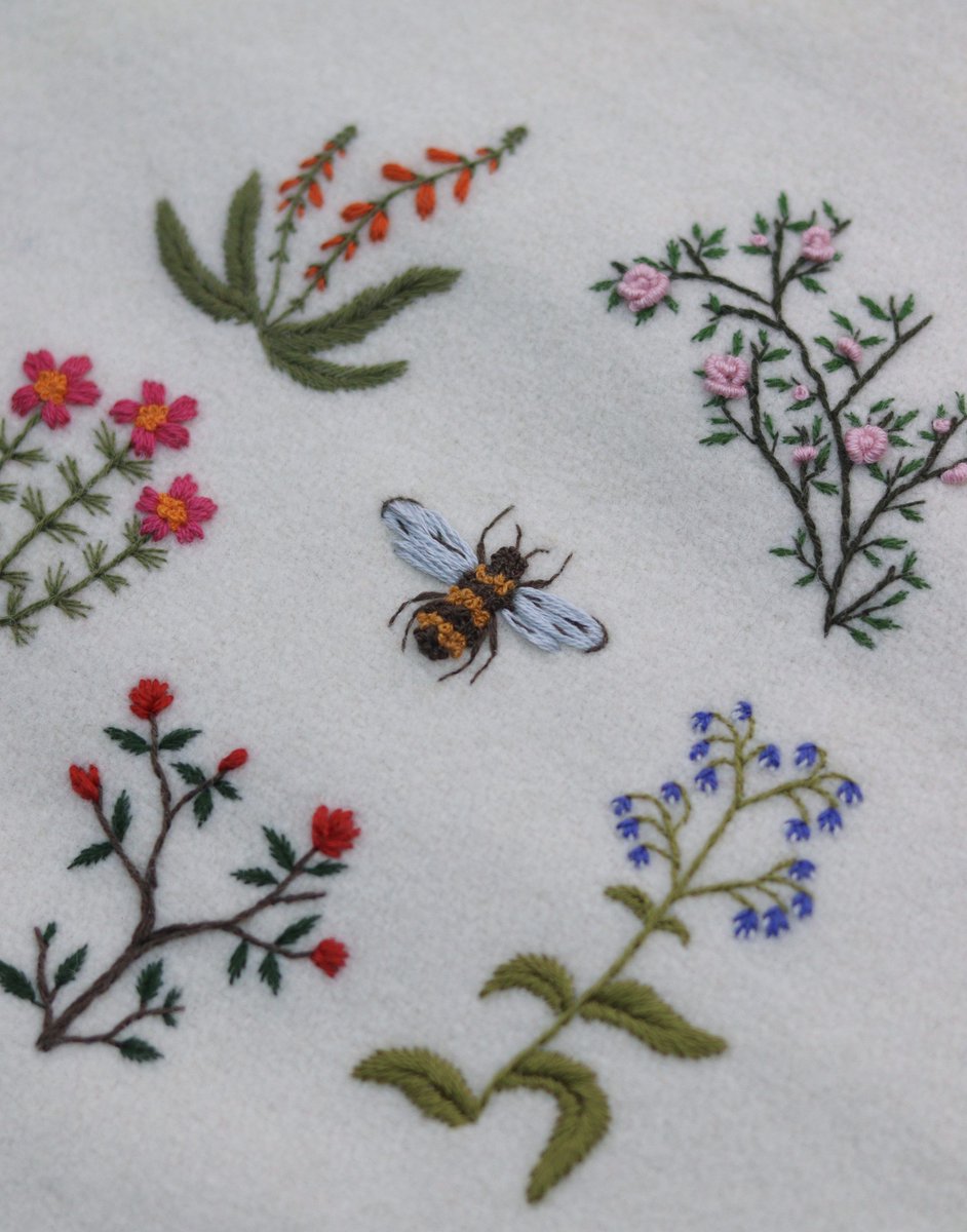 I’ve listed this embroidery on my Etsy store so anyone that wanted to grab a spring bee it’s now available! Also if you’re in the UK @etsyuk has a £5 off with the code SMALL5 until the 30th so there’s a few days left on it! Etsy.com/shop/theoldnee…