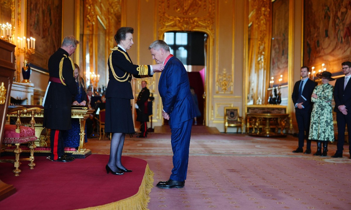 Professor Robert Van de Noort appointed as a Commander of the Order of the British Empire We are delighted to share a photograph from Windsor Castle of @vandenoort collecting his CBE from Her Royal Highness The Princess Royal last week. Find out more rdg.ac/3wbGHNs