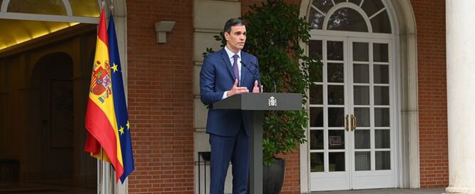 Pedro Sánchez se adelanta un año al Lunes de resaca. A él le gusta la Feria corta.