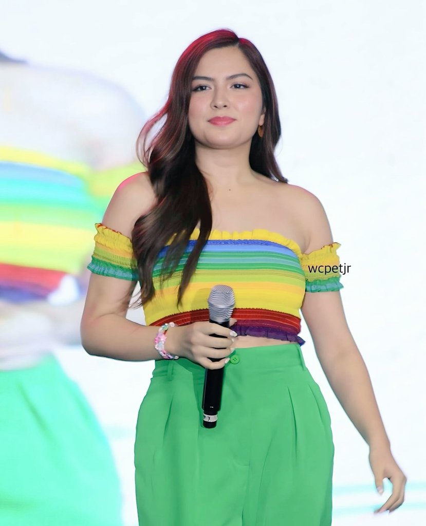 eto ung GANDA lng dw ang AMBAG but look at her now always present in all forms of stage&big events w/ seryes,movies,endrsemnts,shows here n abroad,guestings,theater, mvs/songs & now concert all that bcoz of her 'GANDA' inside n out GANDANG ASAL sa work, GANDANG MAPAGPAKUMBABA🤍