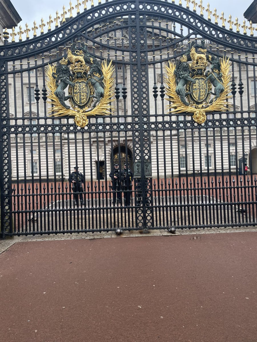 🗣️ CHARRRRLES YO LUNCH IS REEEADY 🎶 #buckinghampalace #London