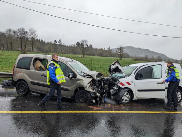 🚨 Fait divers:  Collision sur la RN 88 au col du Pertuis: 2 blessés dont un grave. Un Citroën Berlingo contre Renault Kangoo. Opération de secours en cours.

📰 Source : L'Eveil de la Haute-Loire - Plus d'infos⤵

#accident #colpertuis #rn88 #blesses