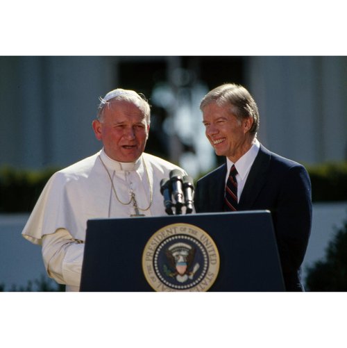 Pope John Paul II and United States President Jimmy Carter meet outside of the White House during the American Papal Visit. Washington, DC. October 6, 1979. #NeilLeifer #Photography #Whitehouse #president #pope