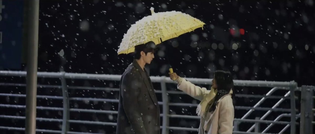 guys they finally met 😭 and the parallel scene??? omg this time sol hand in her umbrella to sunjae and asked him to spend the night with HER yes soljae WERK IT #LovelyRunnerEp7 #LovelyRunner