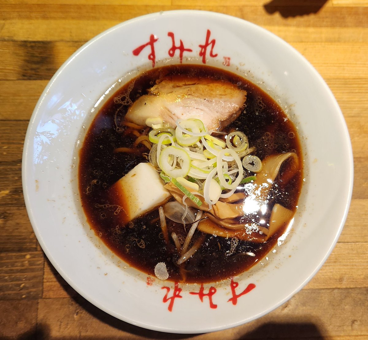 すみれ 横浜店@桜木町

半ラーメン味噌 醤油
鉄鍋であおられた熱々なスープにニンニクの効いた味噌、香ばしい醤油が堪らない美味しさでした。