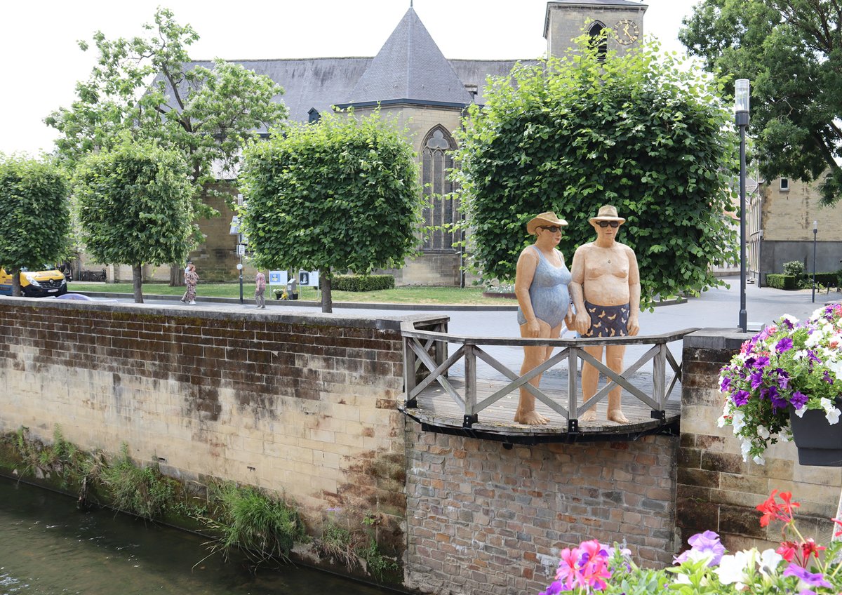 #weekendwandeltip 🥾 Tot 18 juni kun je de unieke kunsttentoonstelling 'Alledaagse Mensen' in #Valkenburg bewonderen met meer dan 40 levensgrote beelden 🧑‍🤝‍🧑. Perfect te combineren met NS-wandeling Valkenburg a/d Geul. 👉 wandelnet.nl/nieuwsbericht/… 📷 @visitzuidlimburg