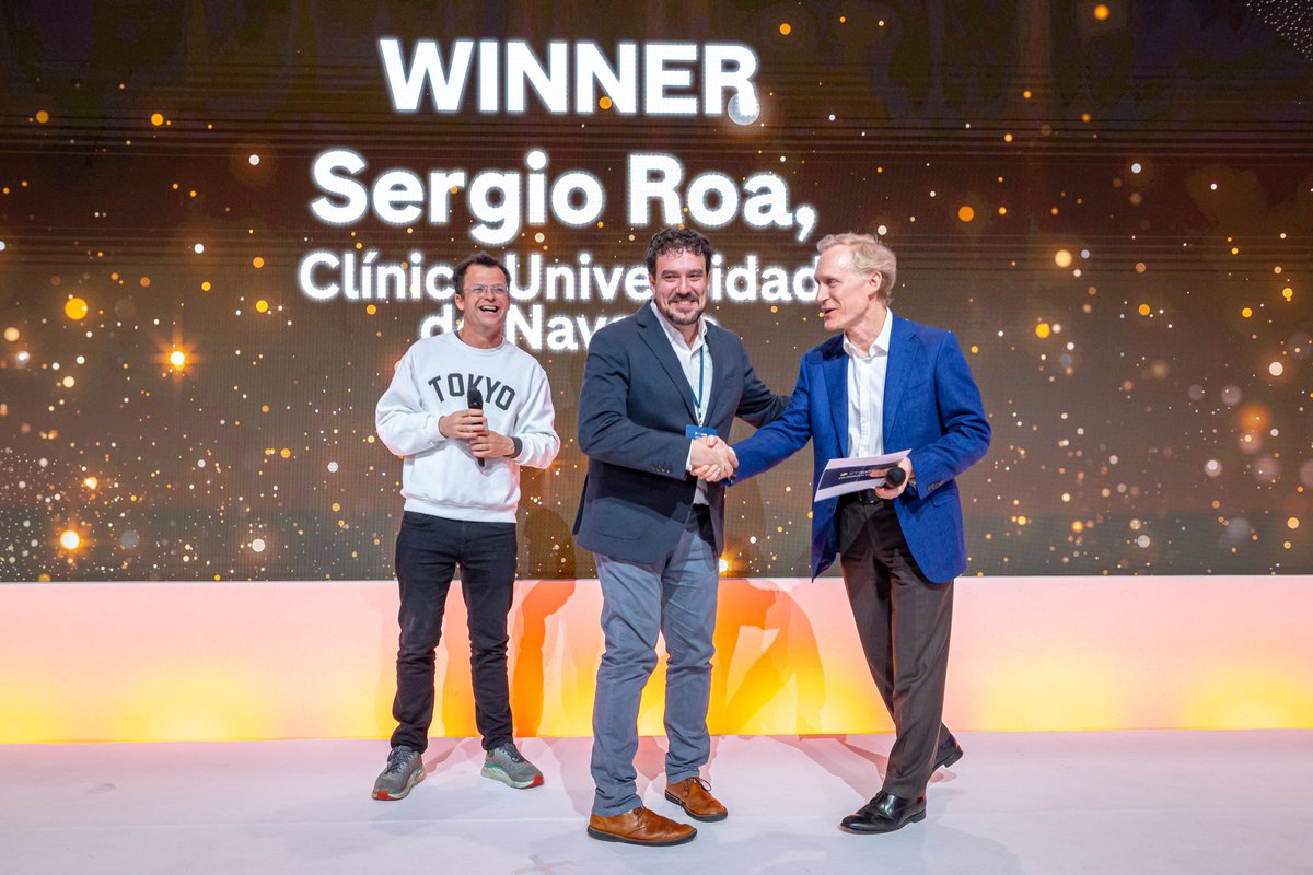 cienciasunav's tweet photo. Sergio Roa, profesor de la Facultad e investigador en Cancer Center de @ClinicaNavarra , ha recibido el premio "imFLAME" en la Scientific Summit de #imCORE, una red colaborativa de centros de excelencia en inmunoterapia de todo el mundo, promovida por @Roche https://t.co/vLcIip6Exp