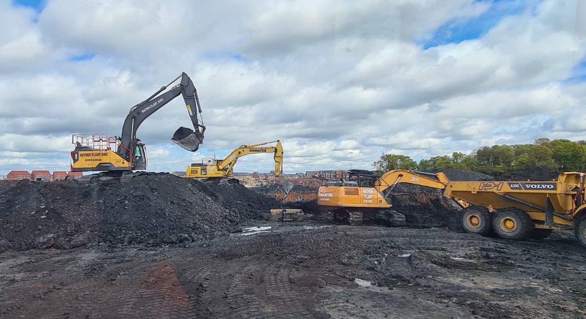 Amazing what a little bit of sun can do ... is muck shifting season on its way🤞🏼? Happy Monday 😊

#muckshiftmondays #muckshift #constrcution #planthire #excavator #yorkshire #earthworks #trucks #volvo #komatsu #case #monday #remediation #dumptruck #hireme #thepowerinplanthire
