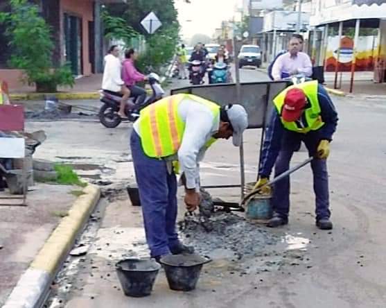 #ArregloDeCalle 👉 El equipo de la Muni desde temprano se encuentra reparando la calle #14DeMayo 🚧👷Tarea encarada en el marco de la recuperación y mantenimiento de nuestras calles para un desplazamiento sin inconvenientes 💪 #TuMuniResponde