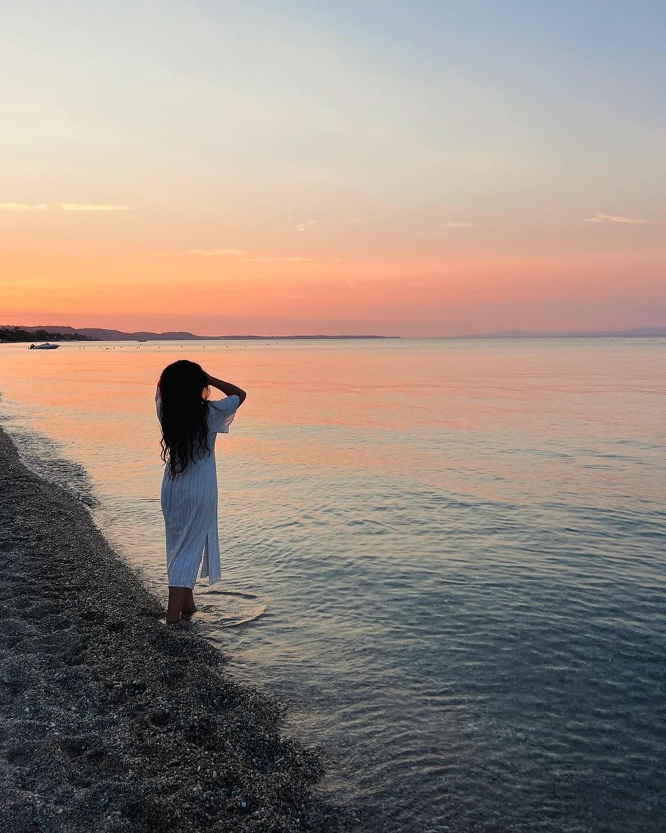 To swim or not to swim?
Whatever you decide, with these charming hues around you, it will be dreamy!

Image: @andreea.afana
#Halkidiki #VisitGreece #Kassandra #Pefkohori