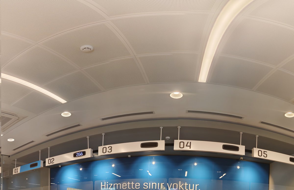 Hizmette sınır var #yapikredi #yapıkredi
5 adet gişe var 2 adet personel var işlem alan 1 kişi yazıklar olsun #yapıkredi 
Bunca insan neyi niye bekliyor 😡