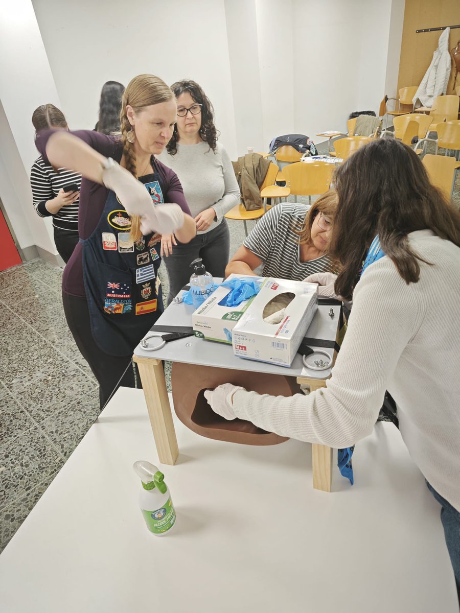santiagosergas's tweet photo. 🤰🏼Curso de Atención ao Parto de Nalgas Fisiolóxico impartido por obstetras e matronas de Breech Without Borders no Clínico

🏥Organizado polo servicio de Xinecología e Obstetricia, co fin de seguir avanzando nunha formación integral para a atención á muller

#BreechWithoutBorders https://t.co/cgWmCSGvzX