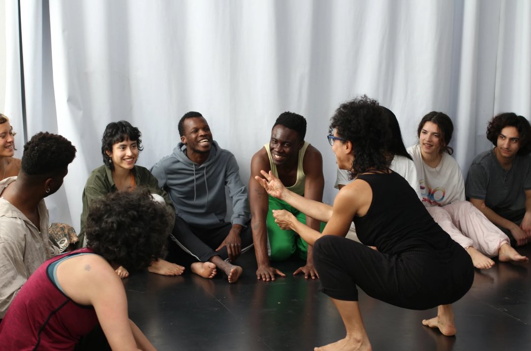 💃🏽Qué mejor momento que el #DíadelaDanza para compartir el proyecto en el que participamos con Marina Santos y @ventriculoveloz, una pieza de danza contemporánea que dará forma a las emociones de historias de personas refugiadas a las que hemos acompañado. ventriculoveloz.com/espectaculos/b…