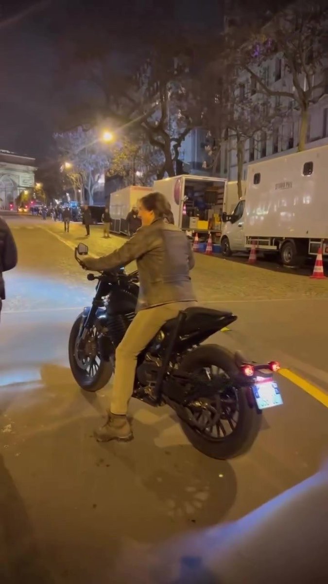 #TomCruise on the Bir Hakeim bridge in Paris a few days ago (on the night of April 25-26). 
#MissionImpossible8 / #MissionImpossible