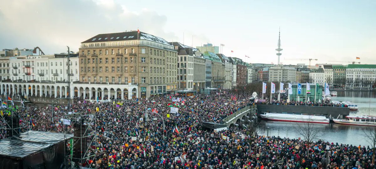 Endlich! Massenproteste in #Hamburg gegen die Forderung eines #KalifatDeutschland und für den Erhalt der #Frauenrechte und der #FreienWelt ... ach nee, da verwechsle ich wohl was ... #Islamisten #Nichtmituns #Kalifat