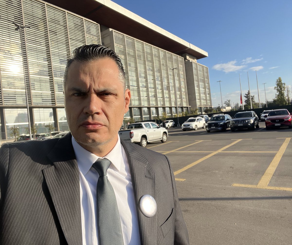 ClaudioCrespoG's tweet photo. Comenzando la 6ta semana de juicio oral en el Centro de Justicia de Santiago enfrentando la persecución política-judicial. 

Qué tengan una excelente semana. 
#FueGolpe https://t.co/fbKqRrQcFf
