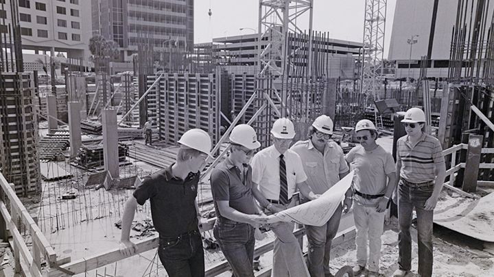 A treasure trove of historic Tampa photos is now at your fingertips, thanks to @USFLibraries. The Gandy Collection features the work of the late 'Skip' Gandy, who captured daily life in the city. Check it out in #USFmagazine! ➡️ buff.ly/4b9nyKI