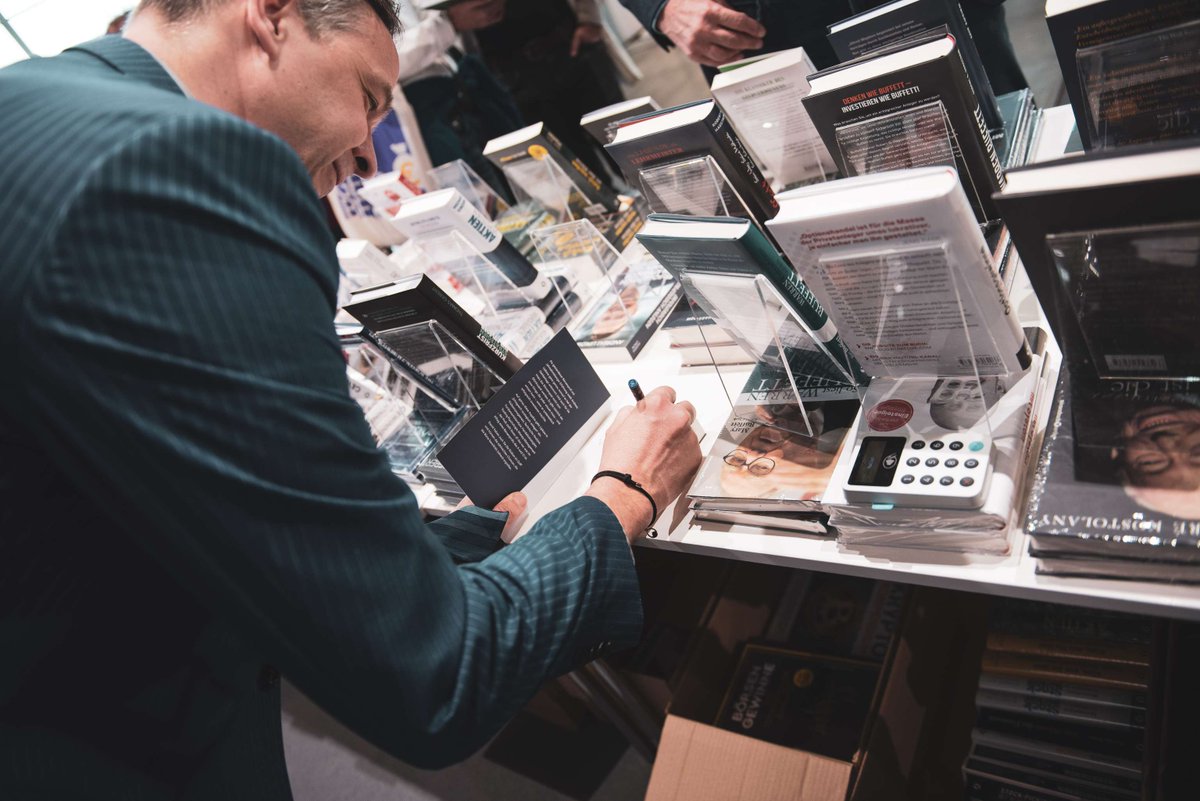 PLASSENBuch's tweet photo. Wir sagen Danke!

Am vergangenen Wochenende waren wir mit unseren Büchern (und Autoren) auf der Invest in Stuttgart mit über 13.000 Besuchern und konnten einige von unseren Lesern persönlich treffen.📚

#stuttgart #invest2024 #börse #investment #lesen #buchtipp https://t.co/E3bo34oqC7