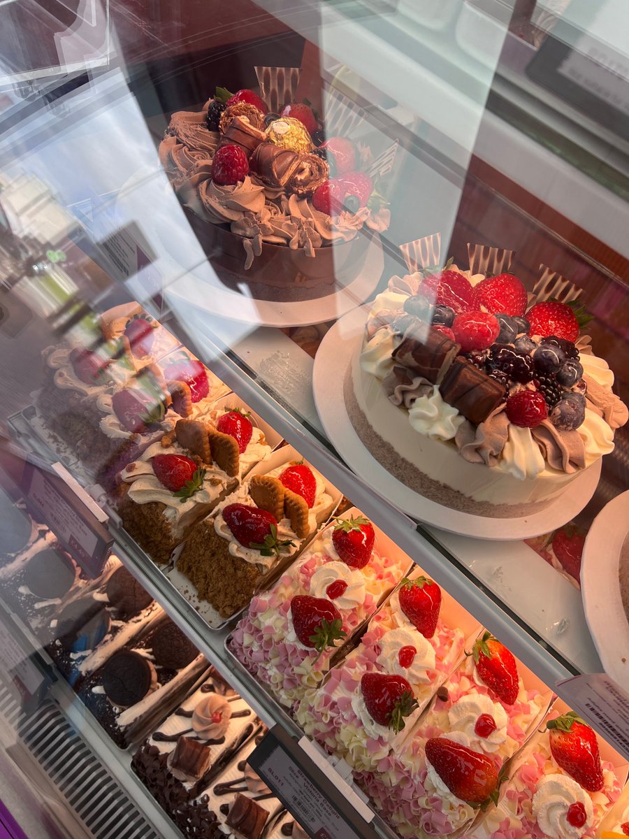 Craving something sweet? Swing by Cake Box at Harpurhey Shopping Centre for a delicious treat!🍰