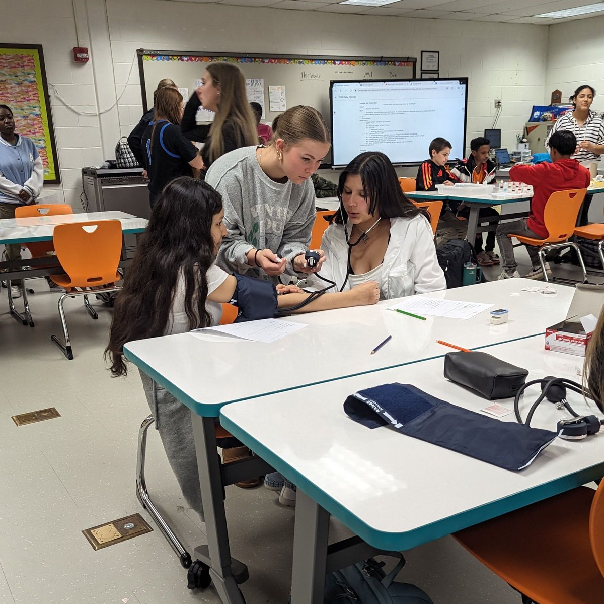 Ryle PLTW Biomedical classes recently welcomed the Medical detective students from Jones Middle School for the day. Students had the opportunity to engage in hands-on learning activities and explore the field of biomedical science.