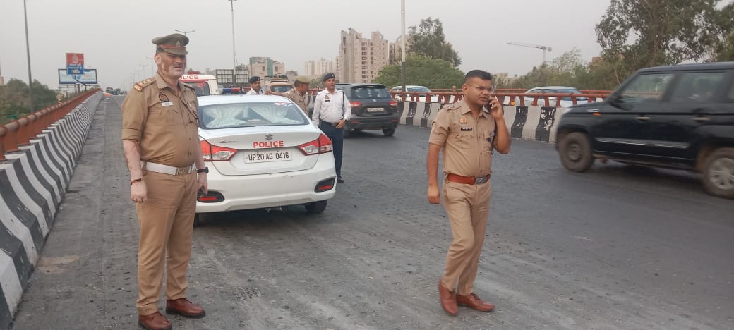 .@dcptrafficnoida द्वारा नॉएडा एलिवेटेड रोड (सेक्टर–18) का निरीक्षण किया गया एवं सुचारू यातायात संचालन हेतु सर्व संबंधित को आवश्यक दिशा–निर्देश दिए गए। यातायात हेल्पलाइन नं०–9971009001