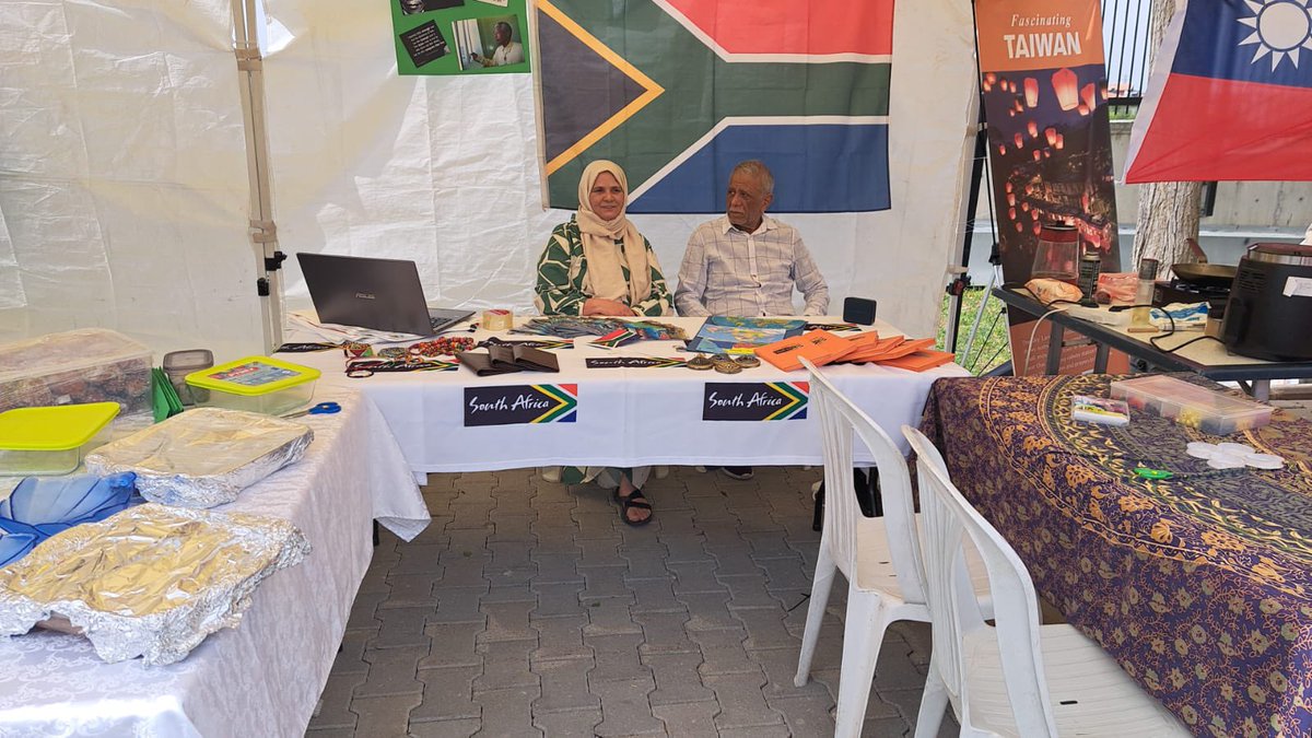 South African local food; koesksisters, milk tart, malva pudding, biltong, rooibos tea, as well as info brochures and trinkets, keyrings and lapel pins and notebooks were distributed to advance knowledge about South Africa in Türkiye. The stand was proudly supported by the SAE 🇿🇦