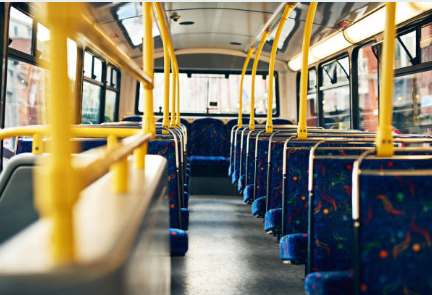 🚌 LSV? Prendre le bus au lieu de conduire seul pour se rendre au campus pourrait réduire environ 2,5 kg d’émissions de CO2 par jour. Repenser nos trajets avec des options de transport écologiques peut réduire considérablement les émissions de #GES. 🌍💨 #CICanZéroÉmission