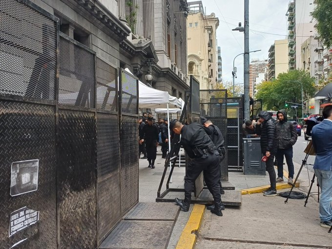 'Si el Congreso tiene que sesionar de esta manera, vallado y militarizado, es porque lo que se está debatiendo adentro va en contra de los intereses de las mayorías'. La frase es de CFK en 2017 cuando los jodieron a los jubilados. La foto es de hoy que nos van a joder a todos.