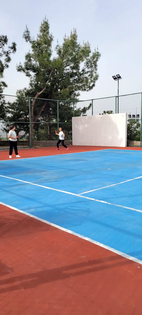 Tenis antrenmanlarımız antrenörümüz Recai ÖZSOY koordinesinde devam ediyor. 🎾🎾🎾 #ManisaGSiM #GördesGSİM #SporŞehriManisa 📍Gördes
