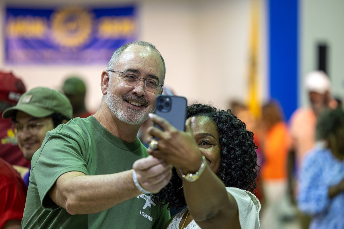 'Time’s up for a system of exploitation that destroys lives, families, and communities.
The clock has run out on corporate greed.
And today belongs to the working class.'
_UAW President Shawn Fain at this weekend's rally for Daimler workers
#StandUpDaimler 
📸 Lee Flythe