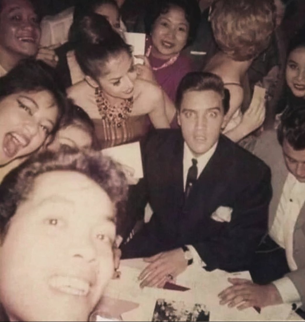 A fan taking a selfie with Elvis 1960...⭐😍
What's your favorite Elvis song? 🎶
Mine:  'A Little Less Conversation' is just one of them...🎵
#Elvis #TheKing