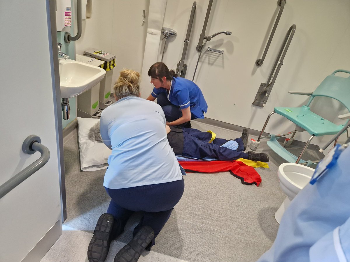 Falls simulation with hoist use today's at Minehead community Hospital with @annfpsft and @tauntonsimteam Great team work and communication throughout. @KatyHow97717841 @SomersetFT @Piprich1