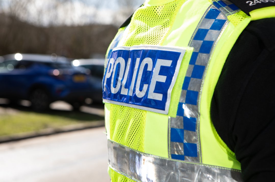York bike theft under investigation 🚲 Last Friday, on Acomb Road, near to the junction with Carr Lane, an offender cut a lock and fled with a stolen bike - dark red and purple with silver handlebars and black wheels. Call 101 ref 12240072864 if you can help our enquiries.
