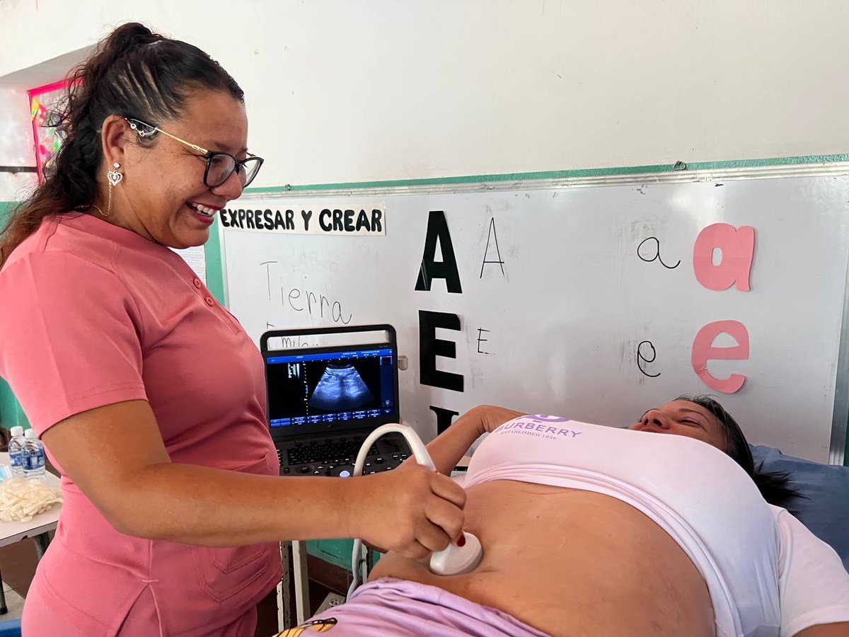 ¡Junto al Ipasme trabajamos con amor! Continuamos desplegados/as con la jornada médica integral “Por Amor a mi Maestra y Maestro”. En las escuelas UEN Luciano de Eluyar, mcpo. Ocumare de la Costa y la EBB Rubén Darío, mcpo. José Félix Ribas, edo. Aragua. @nicolasmaduro