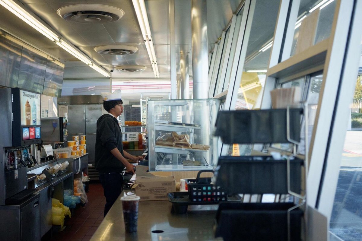 WmBender's tweet image. California Fast-Food Chains Are Now Serving Sticker Shock buff.ly/3w9AGkl #QSR #FastCasual #menuprices #California #myfcsi @cagovernor @calrestaurants