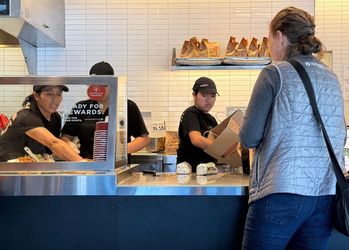 WmBender's tweet image. California Fast-Food Chains Are Now Serving Sticker Shock buff.ly/3w9AGkl #QSR #FastCasual #menuprices #California #myfcsi @cagovernor @calrestaurants