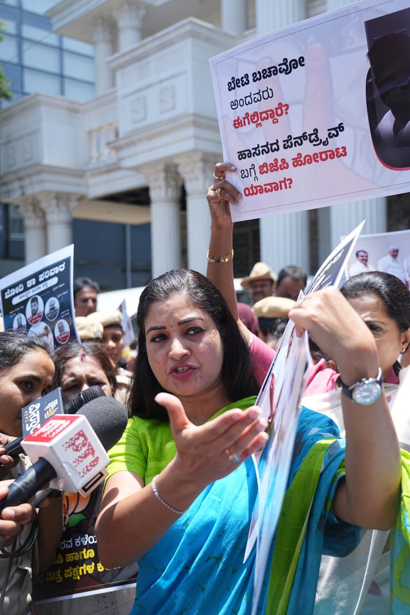 LambaAlka's tweet image. आज कर्नाटक प्रदेश महिला कांग्रेस की साथियों को लेकर, पीएम मोदी के चहेते प्रत्याशी और एनडीए गठबंधन के यौन दुराचारी संसद प्रज्वल रेवन्ना के विरोध में प्रदर्शन किया। 

जब तक उस दरिंदे को मोदी सरकार विदेश से लाकर कानून के हवाले नहीं करती, हमारी लड़ाई जारी रहेगी, दरिंदे को सजा और…