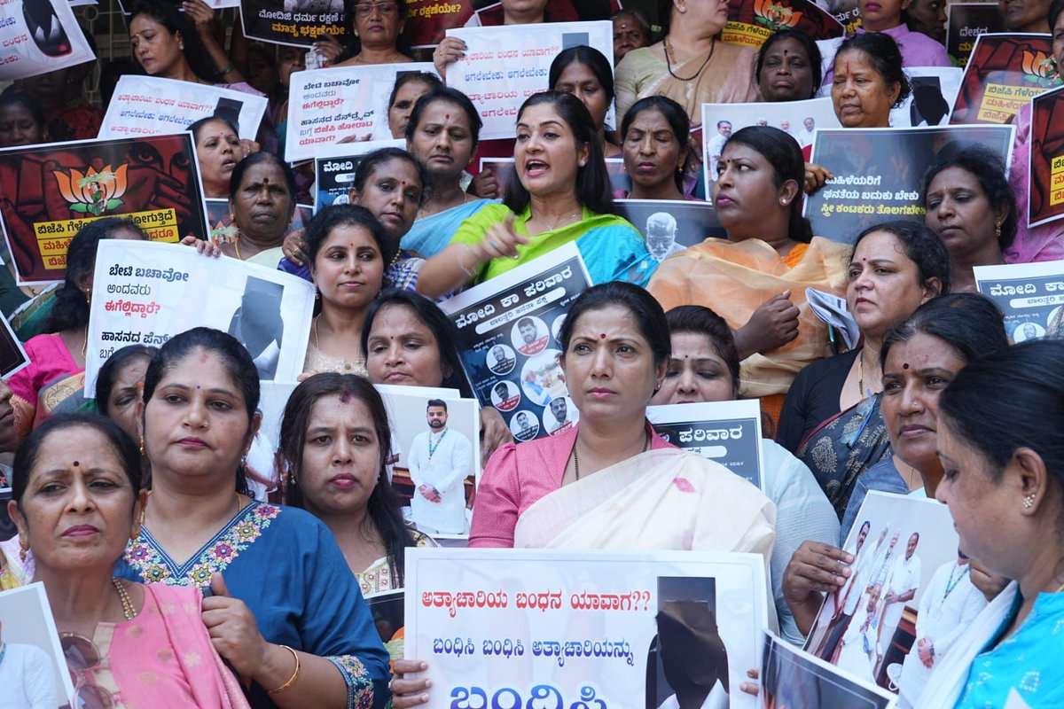 LambaAlka's tweet image. आज कर्नाटक प्रदेश महिला कांग्रेस की साथियों को लेकर, पीएम मोदी के चहेते प्रत्याशी और एनडीए गठबंधन के यौन दुराचारी संसद प्रज्वल रेवन्ना के विरोध में प्रदर्शन किया। 

जब तक उस दरिंदे को मोदी सरकार विदेश से लाकर कानून के हवाले नहीं करती, हमारी लड़ाई जारी रहेगी, दरिंदे को सजा और…