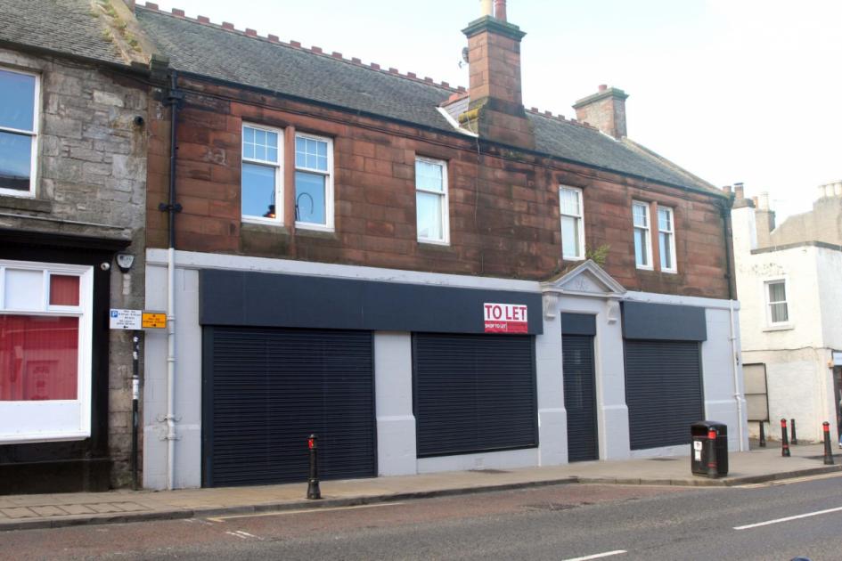 A closed building in the heart of Tranent has been put up to let after plans for a takeaway and shop at the premises appear to have fallen through. dlvr.it/T69kKW 👇 Full story