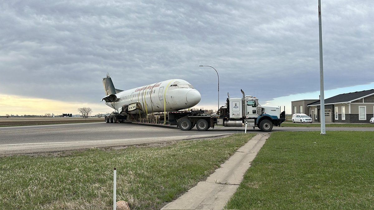 C-FTAV made it's final move from it's staging area just outside @LethbridgeCity to the Lethbridge Airport. Without incident of course under the professional care of @JasonDwright2. Pictures courtesy of @BrandonSiska