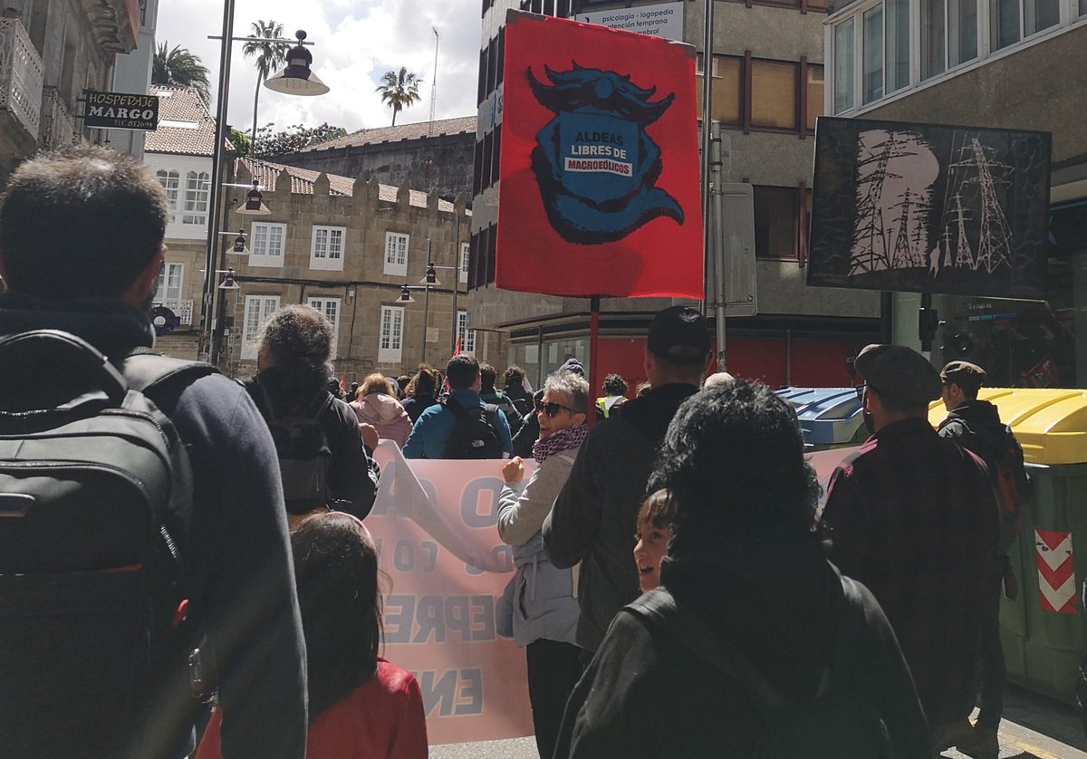 Ante os danos, a petición parece xusta e razoable :
#AldeasLibresDeMacroeólicas
É non debemos esquecer os efectos demostrado que producen as Liñas de Alta Tensión.
#MACROrenovablesNON
#NinNaTerraNinNoMar
#HaiQueParalos
#NonXirarán