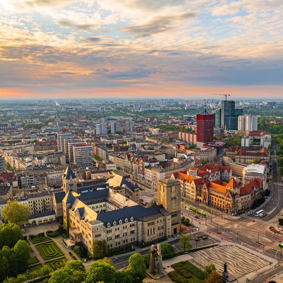 Plongez dans l'histoire captivante et vibrez au rythme de l'ambiance animée de #Poznań ! Cette ville polonaise regorge de trésors à découvrir. Un must pour les voyageurs en quête d'aventure et de culture. 🏰🍲

➡️pologne.travel/fr-be/villes/p…
#visitpoland